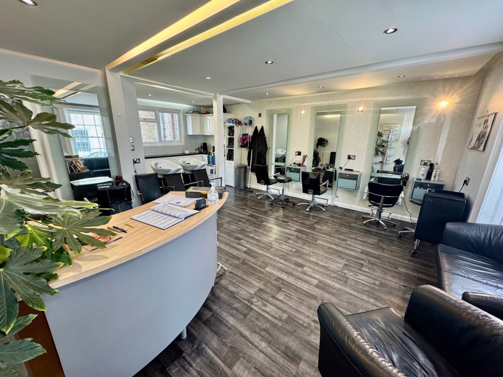Lot: 24 - HAIRDRESSING SALON AND BEAUTY PARLOUR CLOSE TO ST JAMES RETAIL AND LEISURE PARK - Ground floor salon alternative view